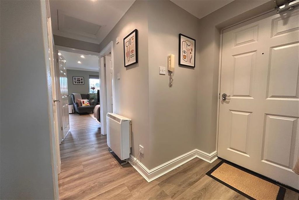 Property photo 2 of 11 Entrance Hall