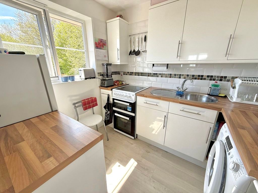 Property photo 3 of 10 Kitchen