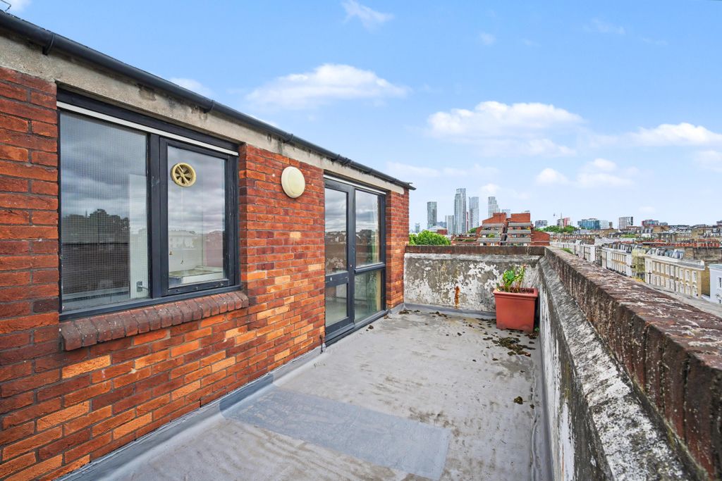 Property photo 3 of 11 Flat 33, George Eliot House, Vauxhall Bridge Road, Pimlico, London, Sw1V 2Sr