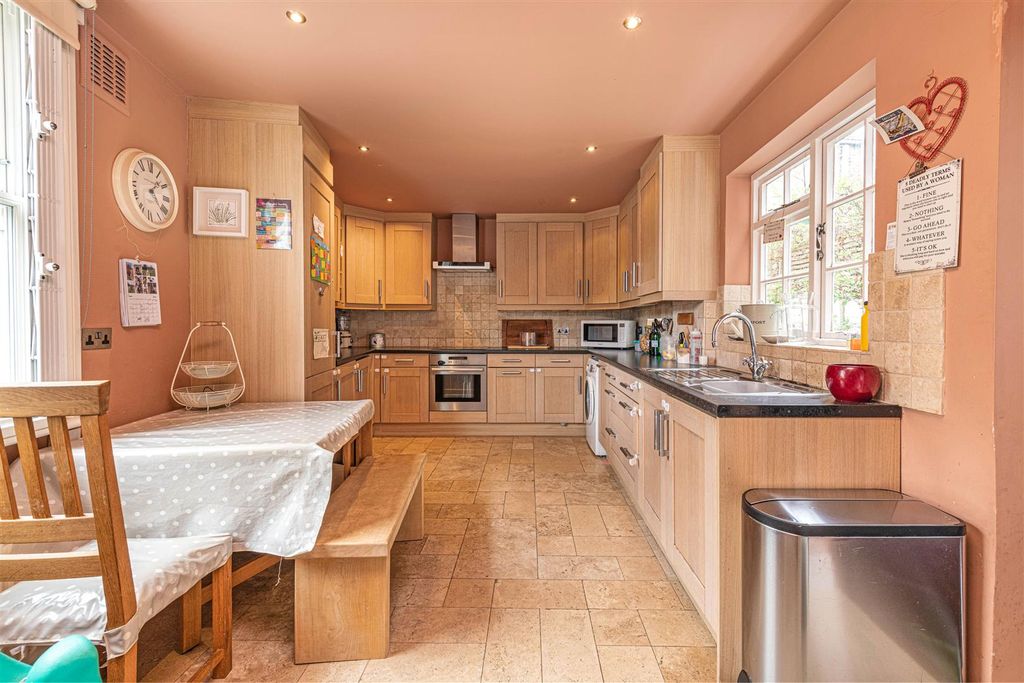 Property photo 3 of 11 17 Felsham Rd Kit.Jpg