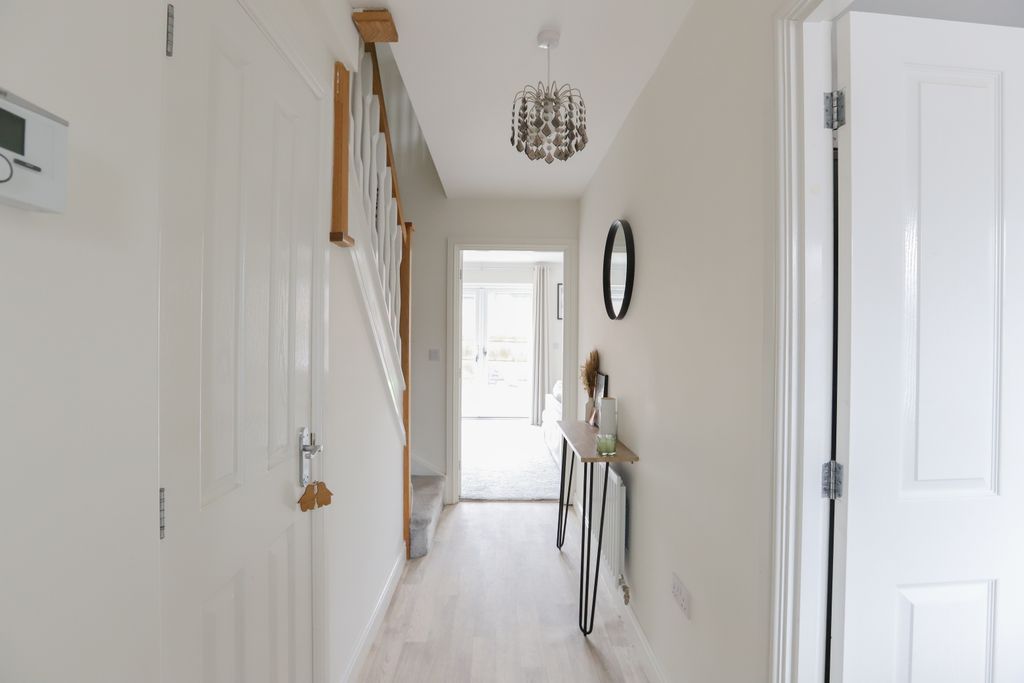 Property photo 2 of 19 Hallway