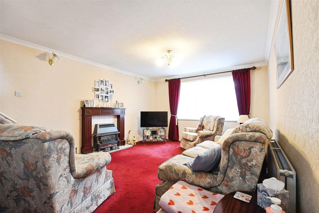 Property photo 2 of 17 Lounge