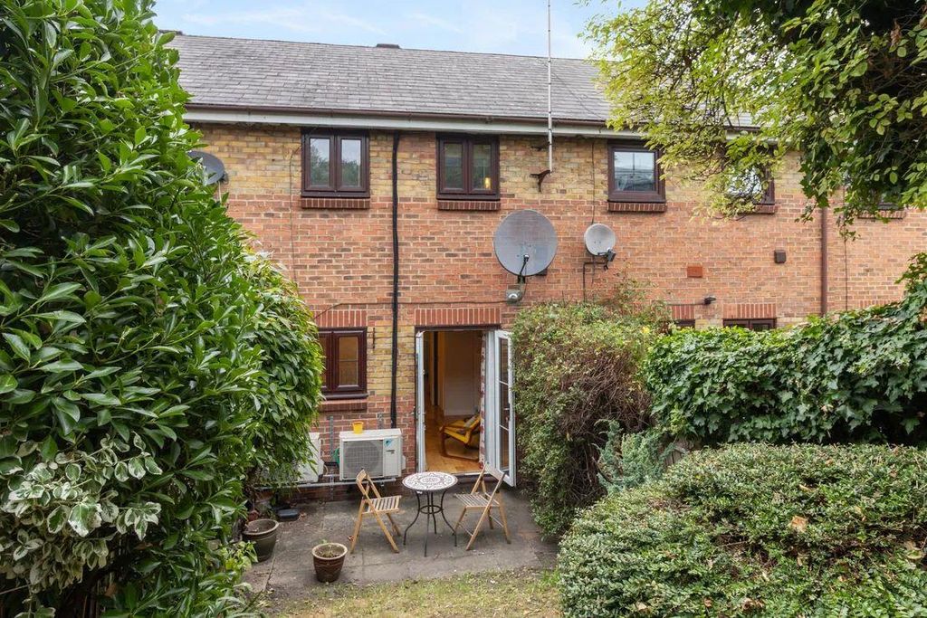 Property photo 2 of 8 Athol Square, E14 - For Sale - Barrain London Esta