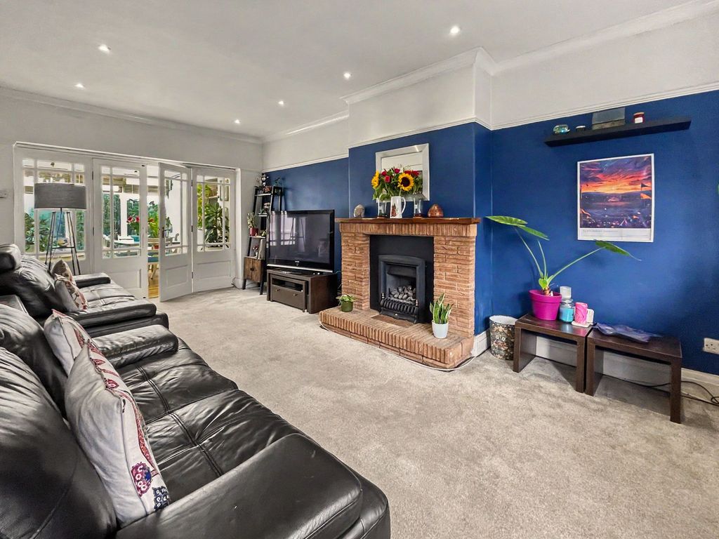 Property photo 2 of 32