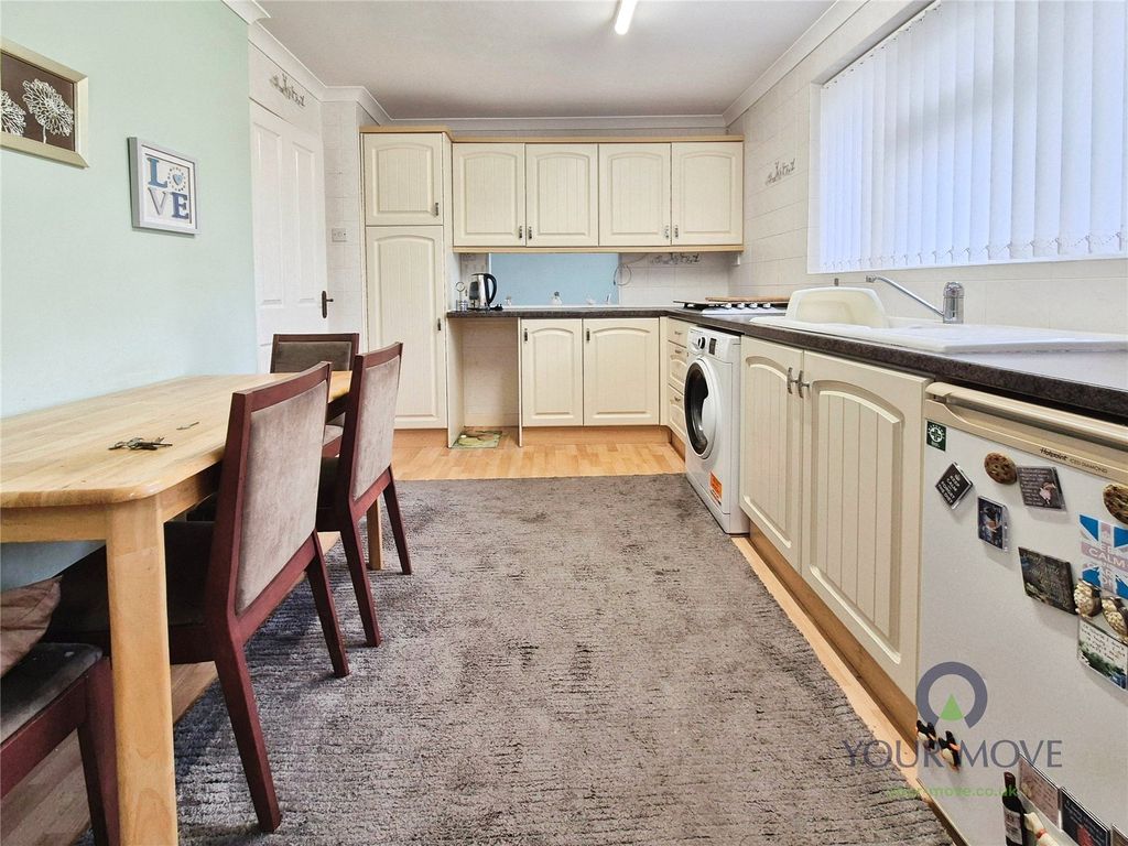 Property photo 3 of 17 Kitchen