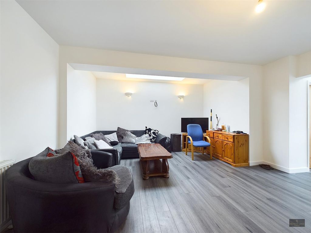 Property photo 3 of 11 Cam02887G0-Pr0227-Still007.Jpg