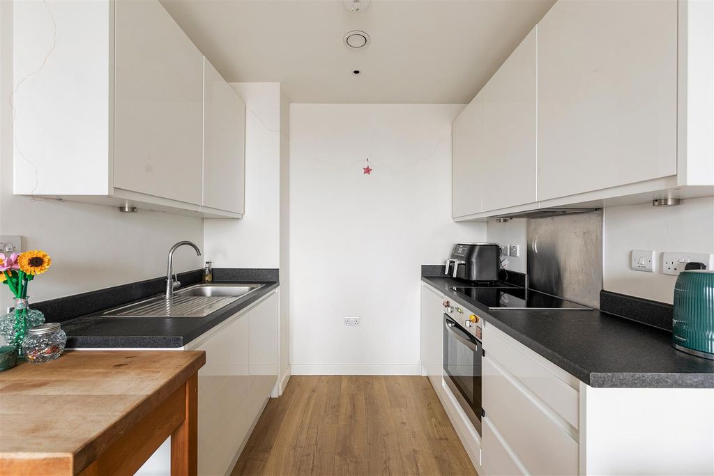 Property photo 2 of 22 Gainsford Road E17