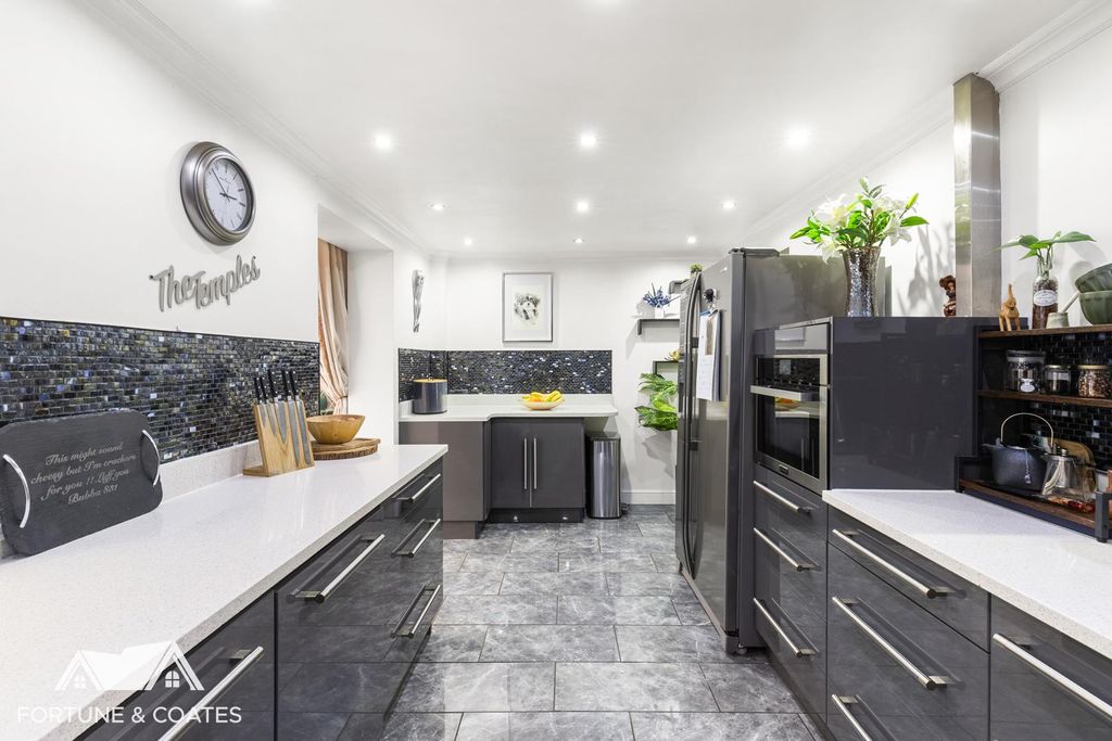 Property photo 3 of 36 Cartersmead_19.Jpg