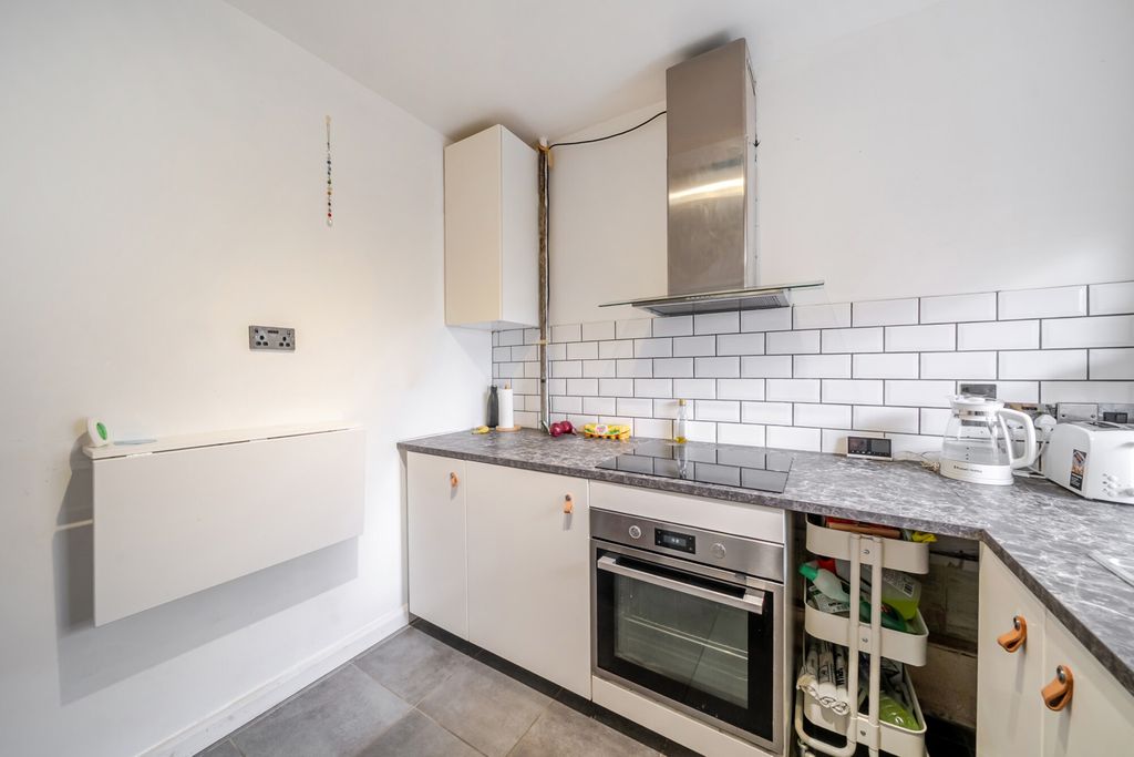 Property photo 3 of 11 Kitchen