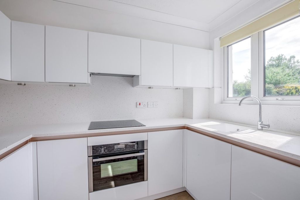 Property photo 2 of 16 Modern Kitchen