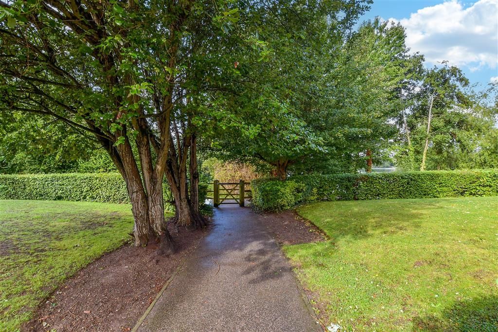 Property photo 2 of 17 Communal Gardens