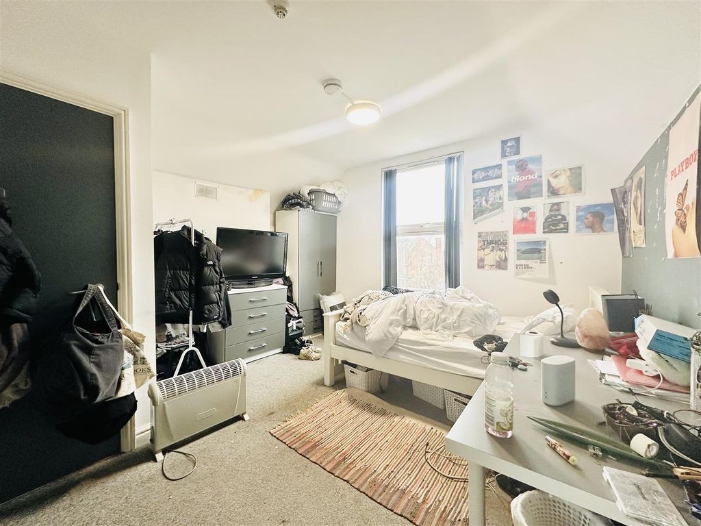 Property photo 2 of 8 Bedroom