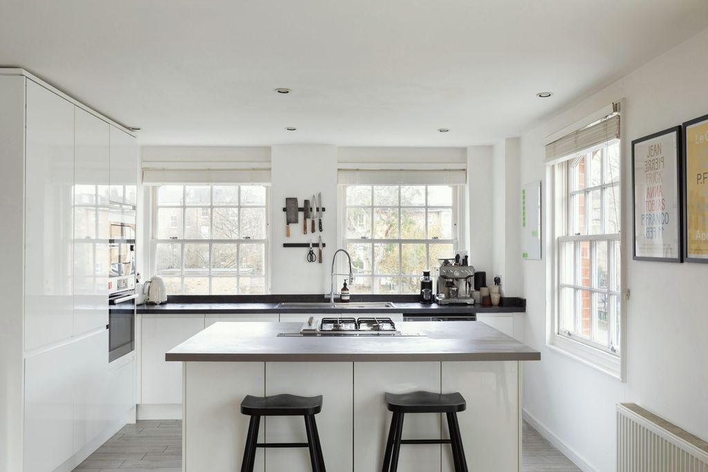 Property photo 3 of 11 Artisan Court, E8