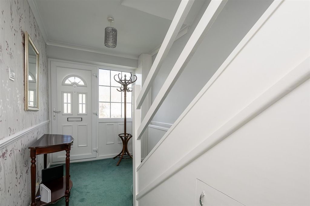 Property photo 3 of 19 Entrance Hall