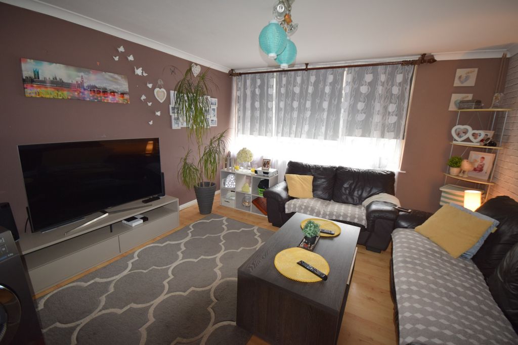 Property photo 3 of 8 Lounge