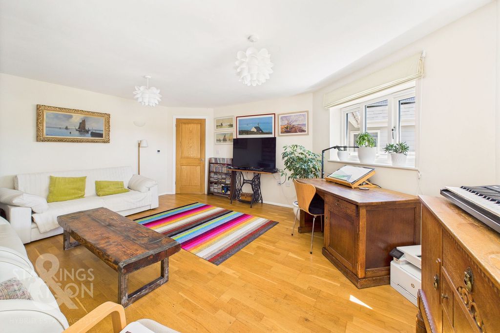 Property photo 2 of 32