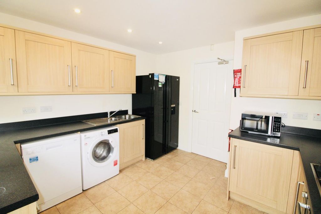 Property photo 3 of 21 Kitchen