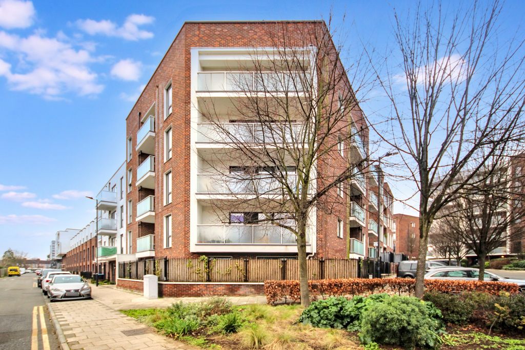 Property photo 1 of 8 Fishers Way, Wembley, Middlesex Ha0