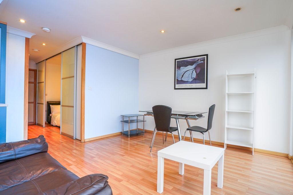 Property photo 1 of 6 Bedroom