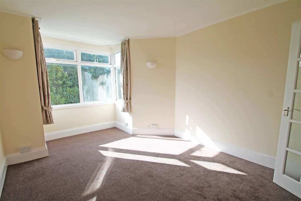 Property photo 3 of 7 Studio Room
