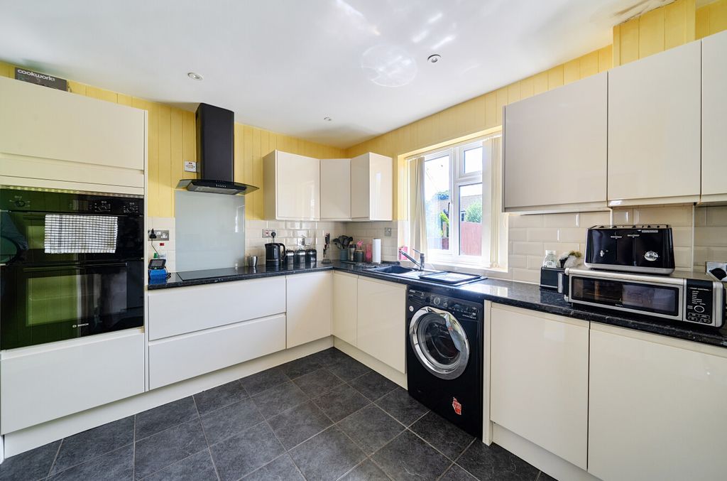 Property photo 2 of 9 Kitchen