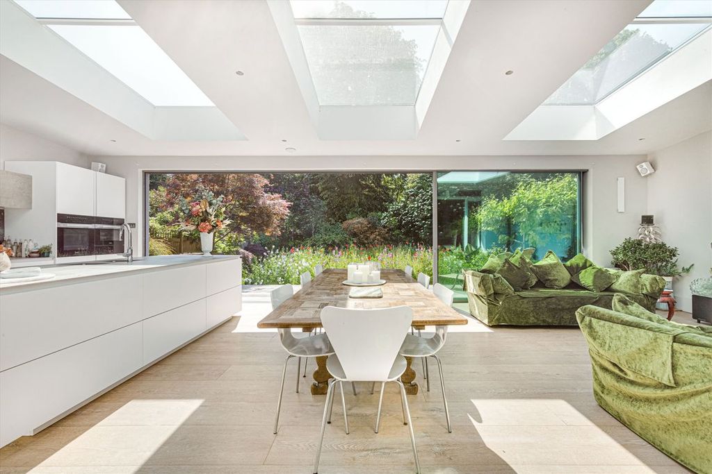 Property photo 2 of 23