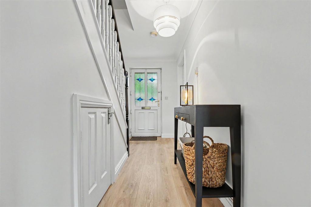 Property photo 2 of 19 Hallway