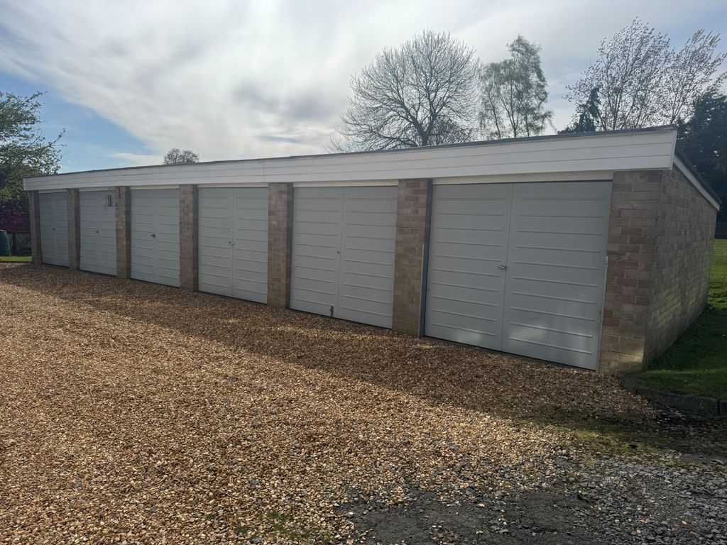 Property photo 3 of 15 Garage