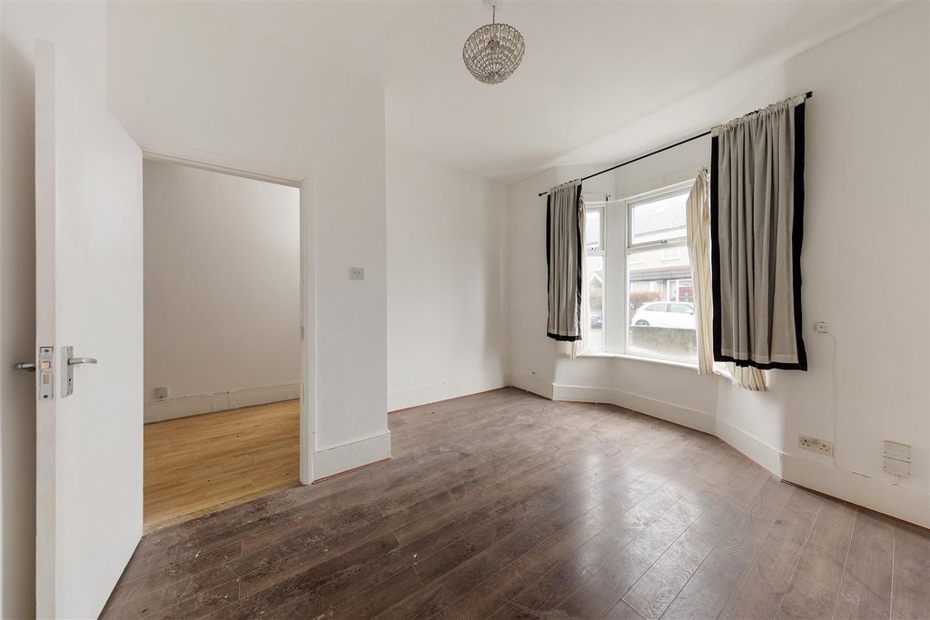 Property photo 2 of 28 Somers Road, E17