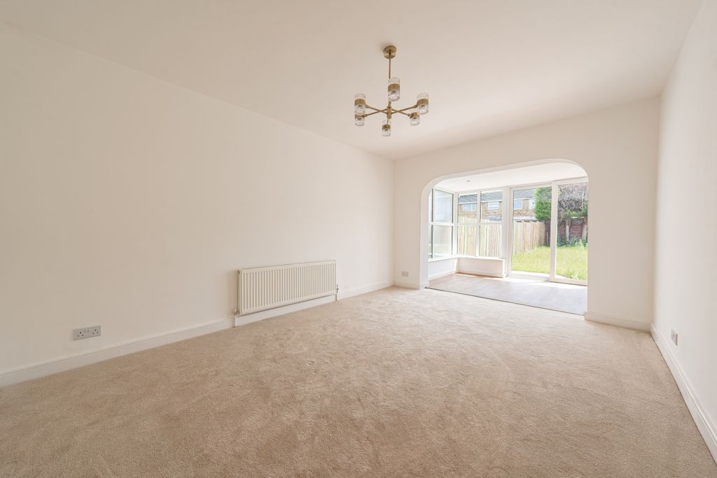 Property photo 2 of 18 .