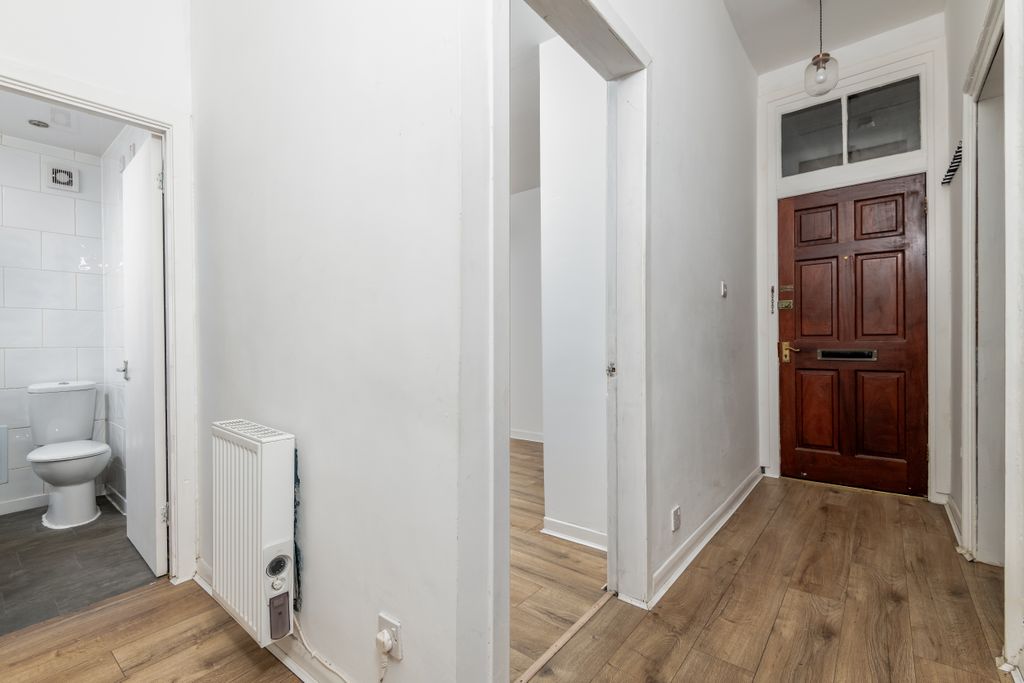 Property photo 2 of 18 Hallway