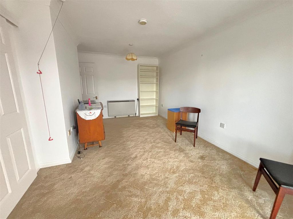 Property photo 3 of 10 Living