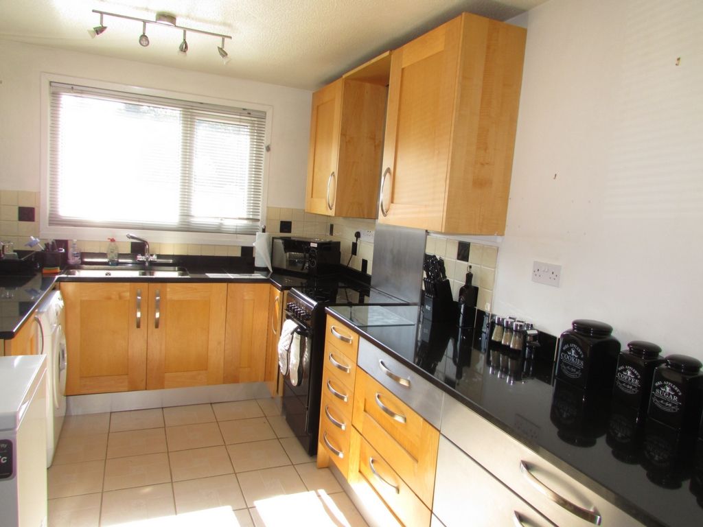 Property photo 3 of 10 Kitchen