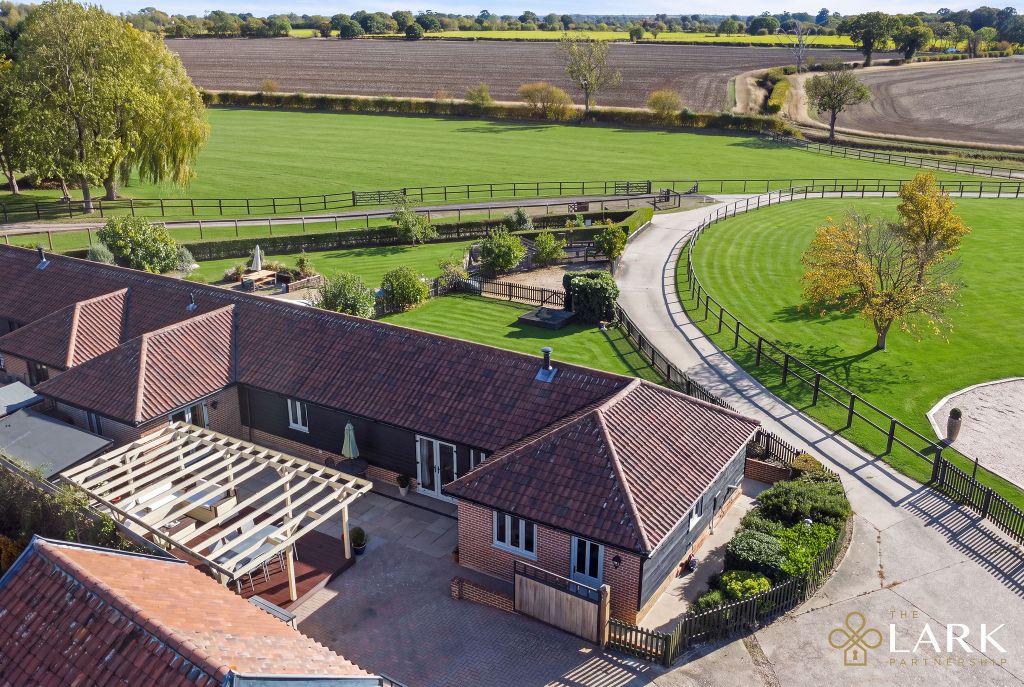 Property photo 2 of 24 Pt-Lark-Lavenderbarn-2