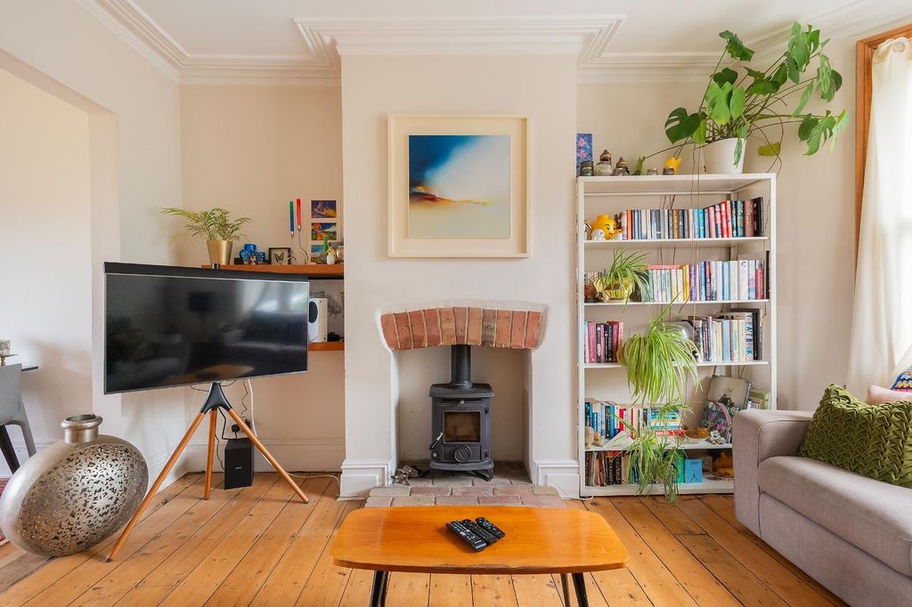 Property photo 3 of 39 1S5R1Ke - Living Room A.Jpg