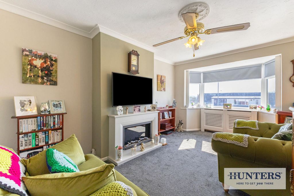 Property photo 3 of 18 Living Room