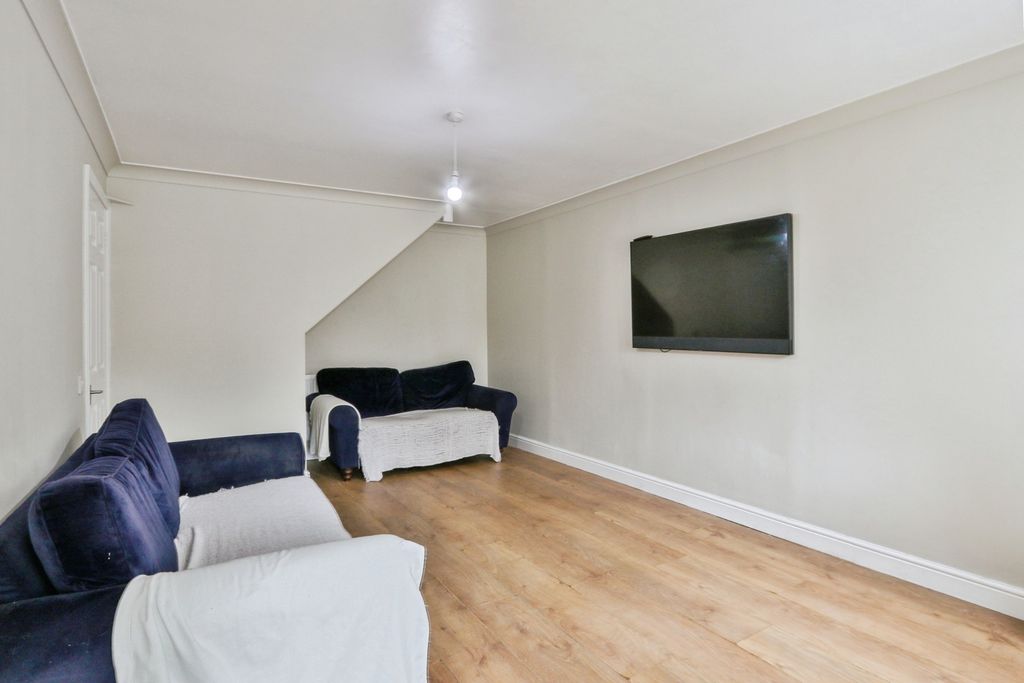 Property photo 3 of 17 Lounge