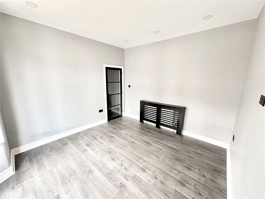 Property photo 3 of 17 Picture No. 01