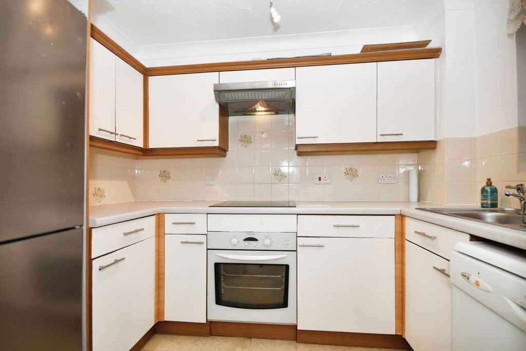 Property photo 3 of 17 Kitchen