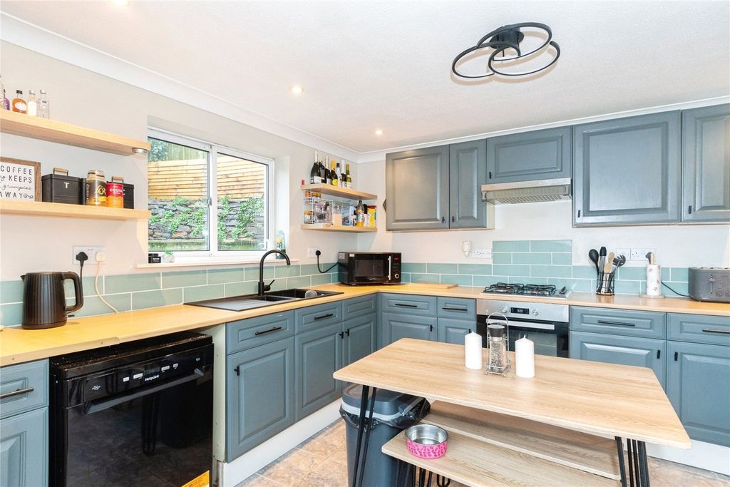 Property photo 3 of 12 Kitchen