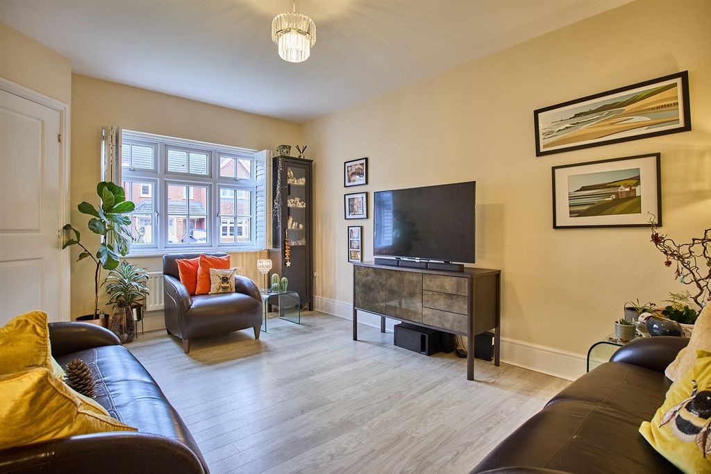 Property photo 3 of 17 Lounge