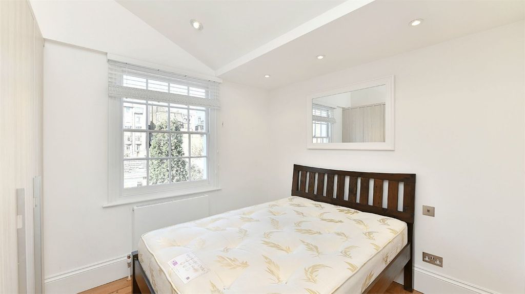 Property photo 2 of 8 Bedroom1