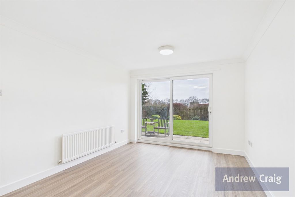 Property photo 3 of 12 Lounge