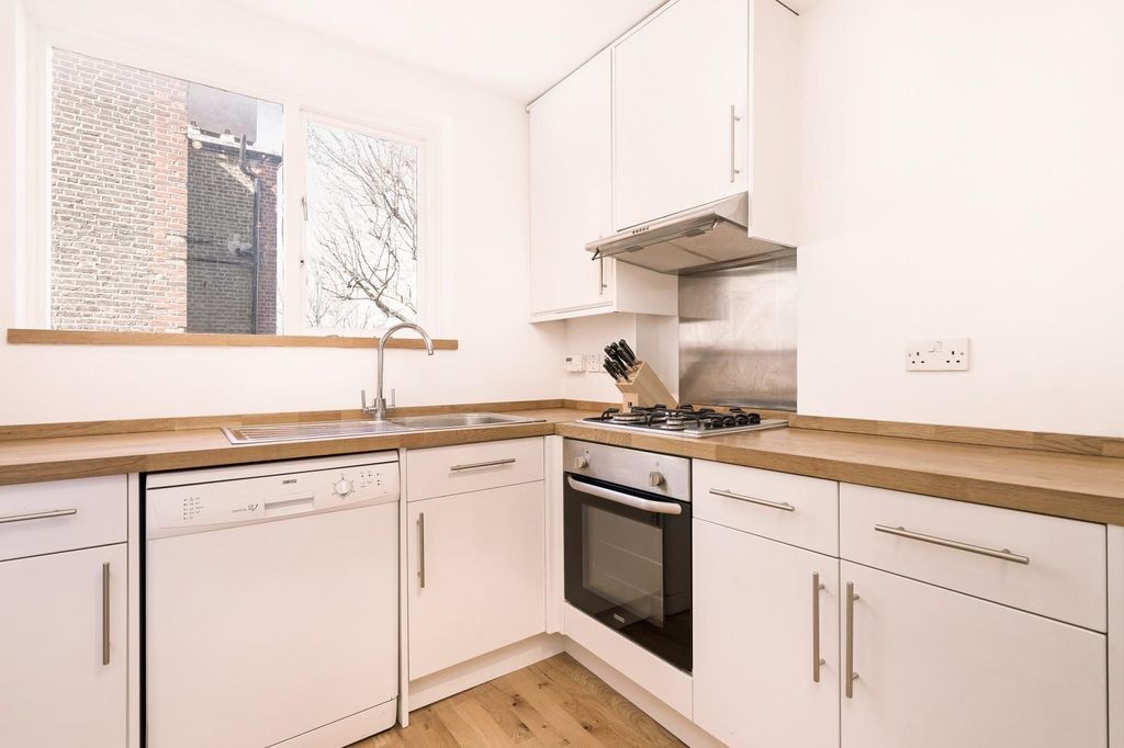 Property photo 2 of 7 Kitchen