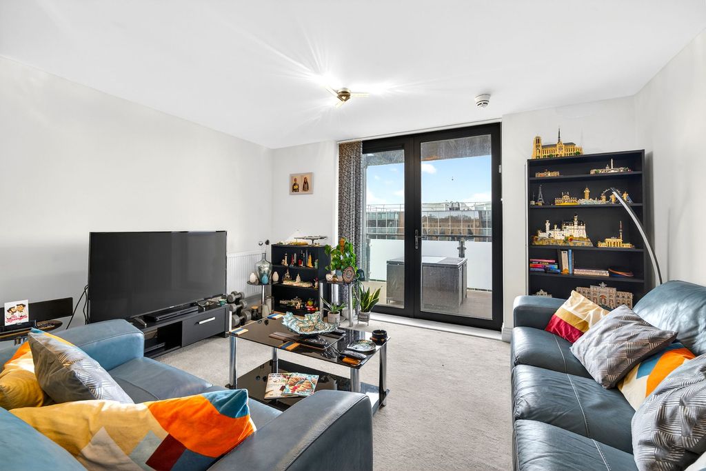 Property photo 1 of 10 Living Room