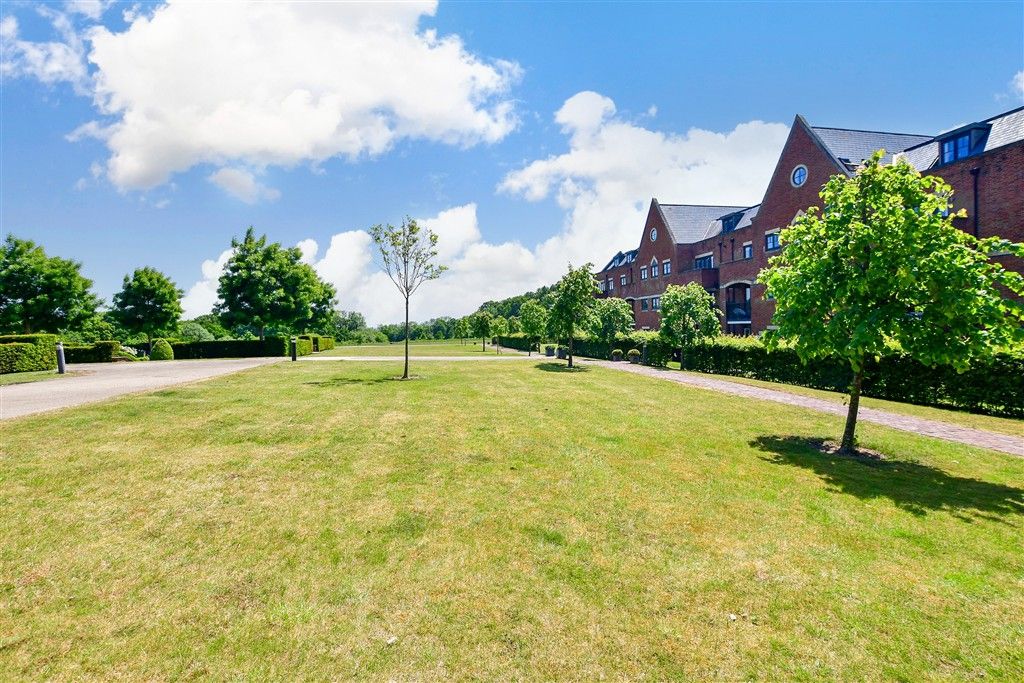 Property photo 2 of 21 Communal Gardens