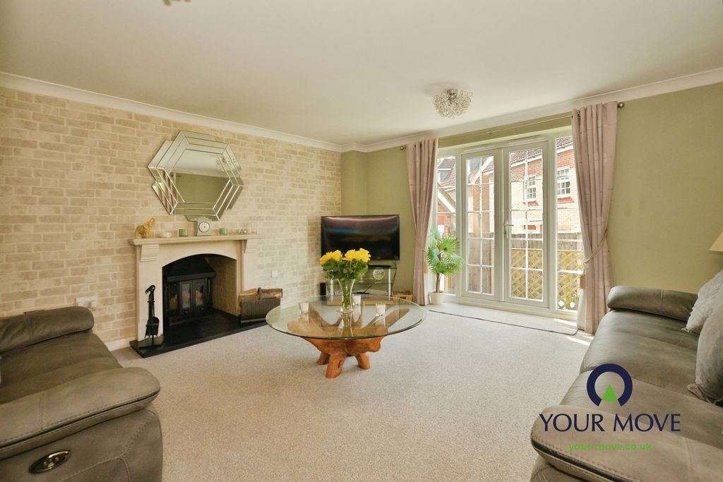 Property photo 3 of 20 Lounge