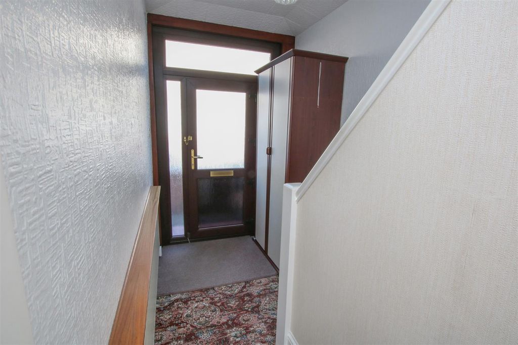 Property photo 2 of 18 Entrance Hall