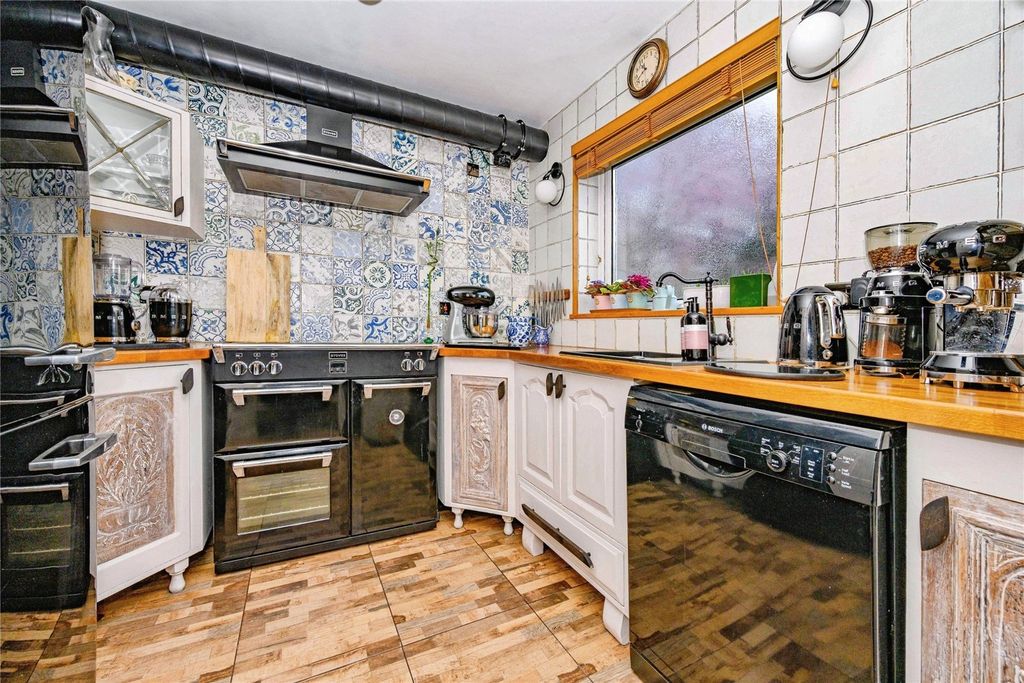 Property photo 3 of 9 Kitchen