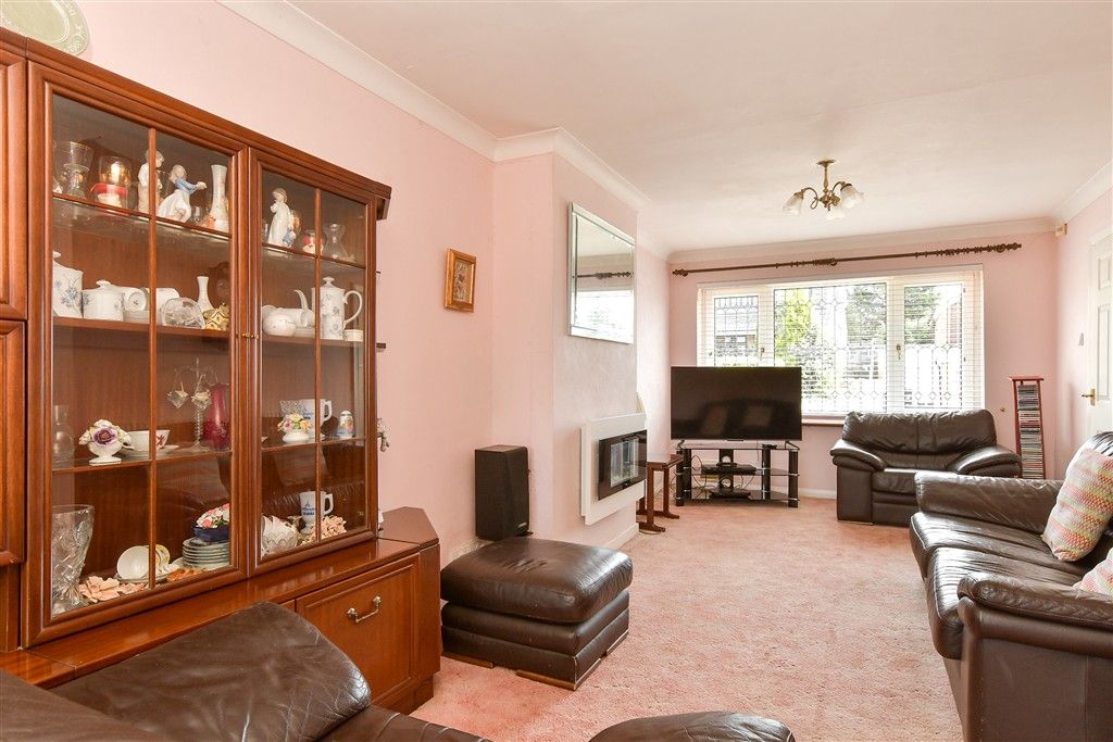 Property photo 3 of 11 Lounge
